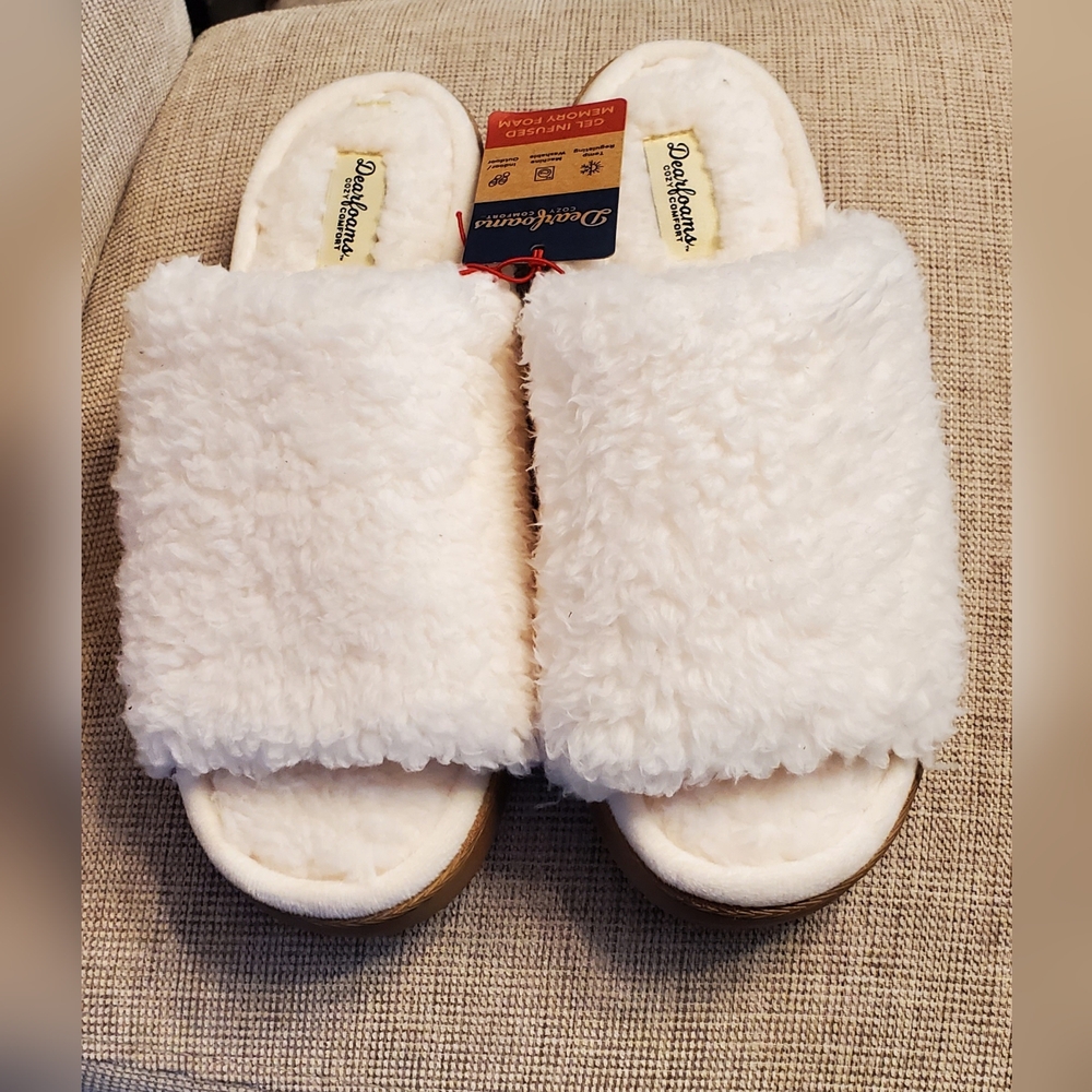 Dearfoams Slippers memory foam, brand new with tags. Sz 9/10 so plush. Cream - Picture 5 of 5